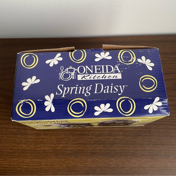 2001 Oneida Spring Daisy Creamer and Covered Sugar Dish Set - Picture 3 of 12